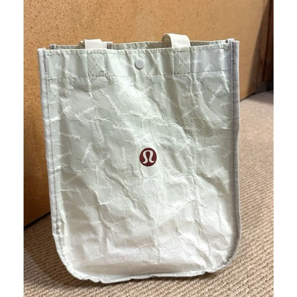 Lululemon small lunch Bag 100% Recycled Polypropylene 9